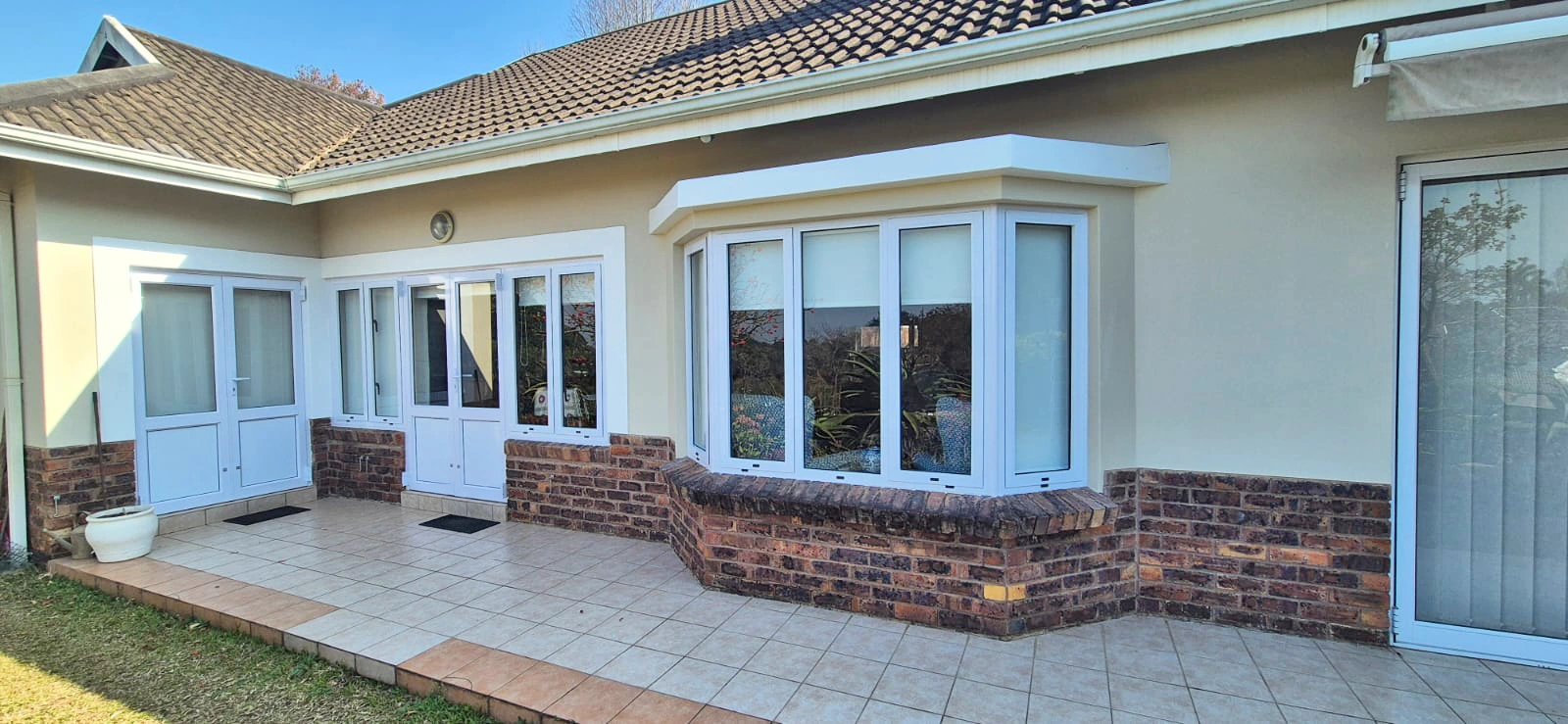 White Alsysco ThermEco® Sash 42 casement windows on the brick-and-plaster elevation at House Kilburn, Augusta Country Estate